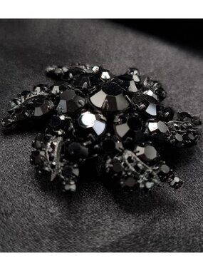 Vintage 1960s Weiss Black Rhinestone Floral Brooch Pin Sparkling Statement Jewel